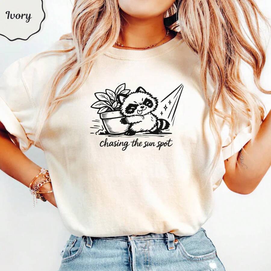 Camiseta de Panda Rojo para Amantes de las Plantas, Camiseta Acogedora con Estampado de Animal 'Persiguiendo el Sol', Regalo para Amantes de las Plantas, Camiseta Caprichosa para Amantes de la Naturaleza. - Albaricoque - Ver 1