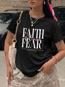 Blusas casuales para dama, playera negra de algodón con estampado "Faith Over Fear" y versículo, estilo elegante para uso diario 2026 - Negro - Ver 4