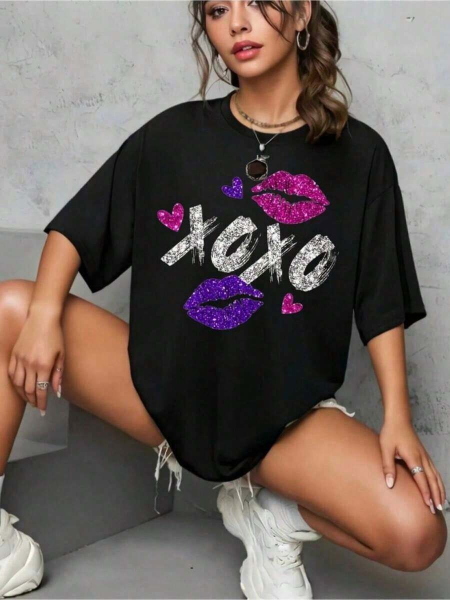 T-Shirt With Glittery Lips Print | "Me" Design With Pink And Purple Lips, Casual Crew Neck, Short Sleeves, Comfortable Fit, Casual T-Shirt For All Seasons - 黑色 - 查看 1