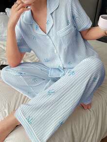 Conjunto de pijama para mujer con estampado de lazo a rayas en rosa, de manga corta y cuello solapa - Azul - Ver 4
