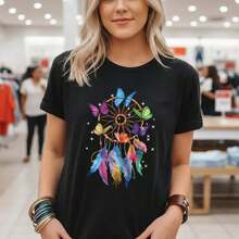 Women's Short-Sleeved Cotton T-Shirt With A Dreamcatcher Print Featuring Colorful Butterflies And Feathers. It Has A Round Neck, A Casual Style, A Loose Fit, And Is A Basic Summer T-Shirt Made Of Soft, Breathable Fabric. Perfect For Everyday Wear And Urban Style. Suitable For Spring, Summer, And Autumn. - 黑色 - 查看 7