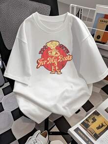 Figura de vaquera alegre sobre fondo rojo que transmite energía positiva y encanto divertido con mensaje que celebra la confianza femenina y amor por las botas camiseta de mujer  cómoda y casual para uso diario - Blanco - Ver 2