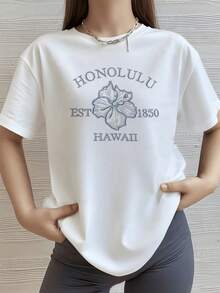 La flor grande simboliza la belleza natural de Hawái y el espíritu libre inspirado en las olas y paisajes tropicales que evocan calma y frescura camiseta de mujer con estampado HONOLULU EST 1850 HAWAII - Blanco - Ver 8