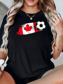 Bandera de Canadá con hoja de arce roja junto a un balón de fútbol representando pasión nacional y energía deportiva camiseta de mujer casual moderna cómoda para uso diario - Negro - Ver 1