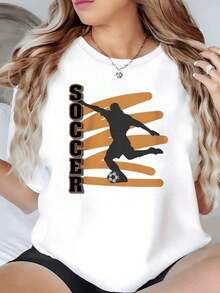 Figura de futbolista en movimiento celebrando un gol con balón y líneas doradas que simbolizan energía pasión y espíritu del Mundial camiseta de mujer casual para amantes del fútbol y la copa del mundo - Blanco - Ver 1