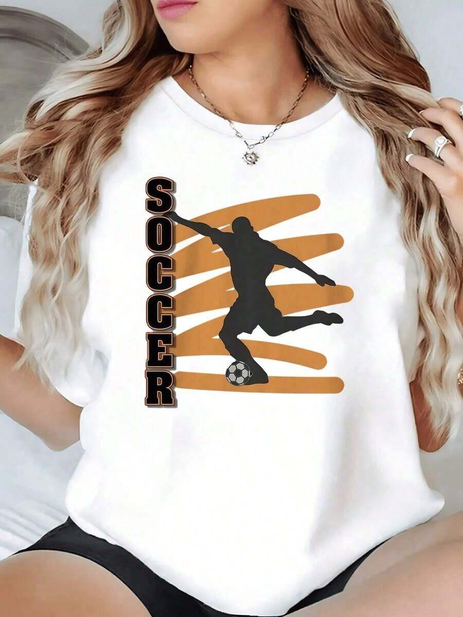 Figura de futbolista en movimiento celebrando un gol con balón y líneas doradas que simbolizan energía pasión y espíritu del Mundial camiseta de mujer casual para amantes del fútbol y la copa del mundo - Blanco - Ver 1