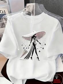Una camiseta de cuello redondo para mujer con un diseño estampado de sombrero de paraguas con perlas sintéticas de lujo, elegante y a la moda, perfecta para uso casual en todas las estaciones, que encarna un estilo urbano chic. - Blanco - Ver 7