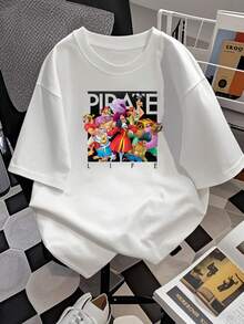 El estampado muestra a un grupo animado de piratas con expresiones divertidas que simbolizan aventura libertad y espíritu rebelde mezclando colores vivos y tesoros dorados para transmitir energía positiva camiseta de mujer  cómoda y perfecta para un look casual - Blanco - Ver 2