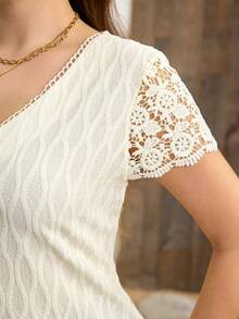 Classic Plus Size Women's Summer Blouses, Elegant Blouse, White T-Shirt, Jacquard Knit T-Shirt, T-Shirt With Contrasting Lace - 貝斯 - 查看 3