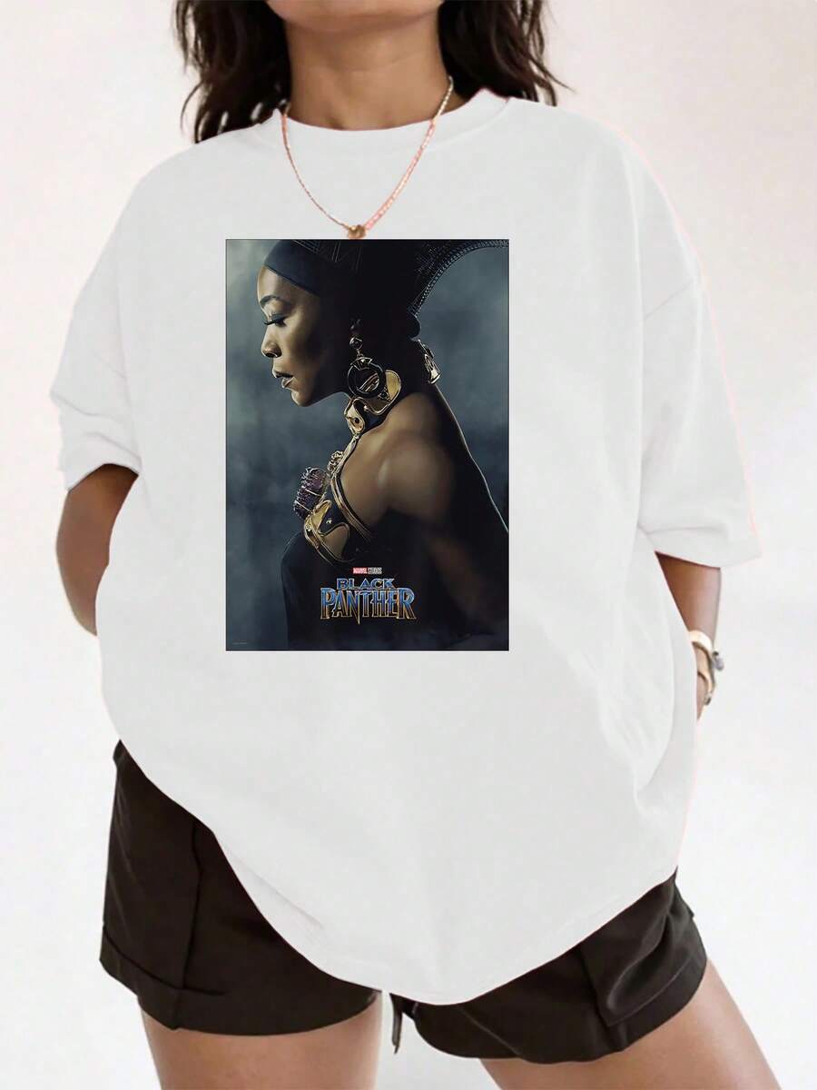 A Powerful Figure Symbolizing Strength, Courage, And Afro Pride, Inspired By Ancestral Culture With Intense Tones And Metallic Details That Evoke Mystery And Elegance. A Comfortable And Modern Women's T-Shirt For Everyday Wear. - 白色 - 查看 1