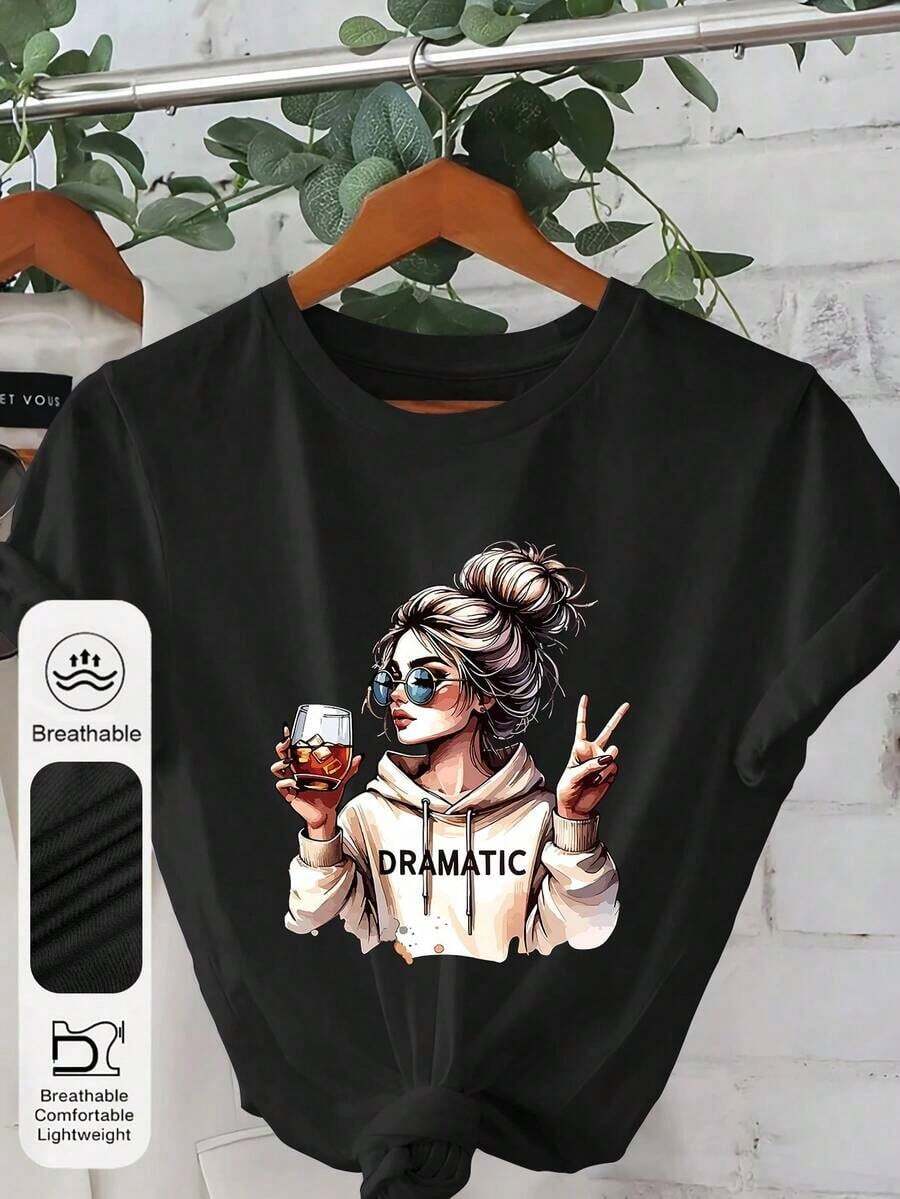 Plus Size Women's Casual Summer T-Shirt With A Print Of A Woman Holding Drinks, Featuring A Round Neck And Short Sleeves, A Sweet And Fresh Style, Versatile And Fashionable, In Black. - 黑色 - 查看 1