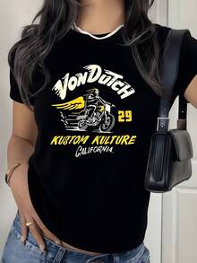 Motociclista con alas doradas avanzando con velocidad simbolizando libertad y fuerza femenina bajo letras vintage que evocan cultura urbana camiseta de mujer casual cómoda para diario - Negro - Ver 1