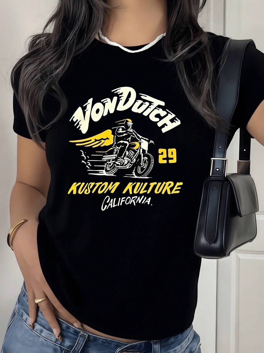 Motociclista con alas doradas avanzando con velocidad simbolizando libertad y fuerza femenina bajo letras vintage que evocan cultura urbana camiseta de mujer casual cómoda para diario - Negro - Ver 1