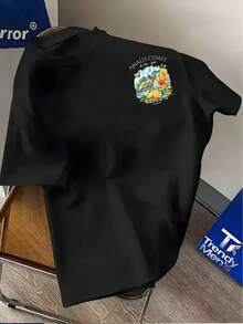 T-shirt pour homme au style romantique et côtier 'Europe du Sud' : il présente un paysage marin éclatant avec une architecture de ville ancienne, une boisson rafraîchissante au citron, des plantes vertes et des motifs floraux, associés au caractère artistique de l'Angleterre 'CÔTE D'AMALFI'. Ce style détendu et distancié crée - Noir - Voir 2