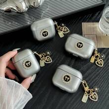 Hộp đựng tai nghe Apple thời trang này có thiết kế nơ ngọc trai 3D, các chi tiết nơ hình trái tim và mặt dây chuyền nơ hoa. Sản phẩm được thiết kế cho một bên tai nghe, có khả năng chống sốc, bảo vệ cao, chống bụi và rất thời trang, phù hợp cho thanh thiếu niên và người trẻ tuổi. Có thể sử dụng hàng ngày hoặc làm quà tặng. - Nhiều màu - Xem 9