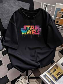 Gráfico colorido con letras que parecen derretirse simbolizando energía creativa y espíritu libre con mezcla de tonos vibrantes y textura artística que resalta la personalidad moderna camiseta de mujer  casual cómoda - Negro - Ver 2