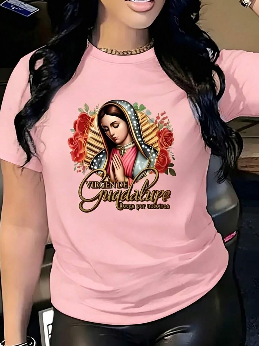 Camiseta de mujer de manga corta, estampado de imagen religiosa, figura decorada con rosas rojas y lema en letras doradas, prenda en color rosa claro, cuello redondo casual - PALO DE ROSA - Ver 1