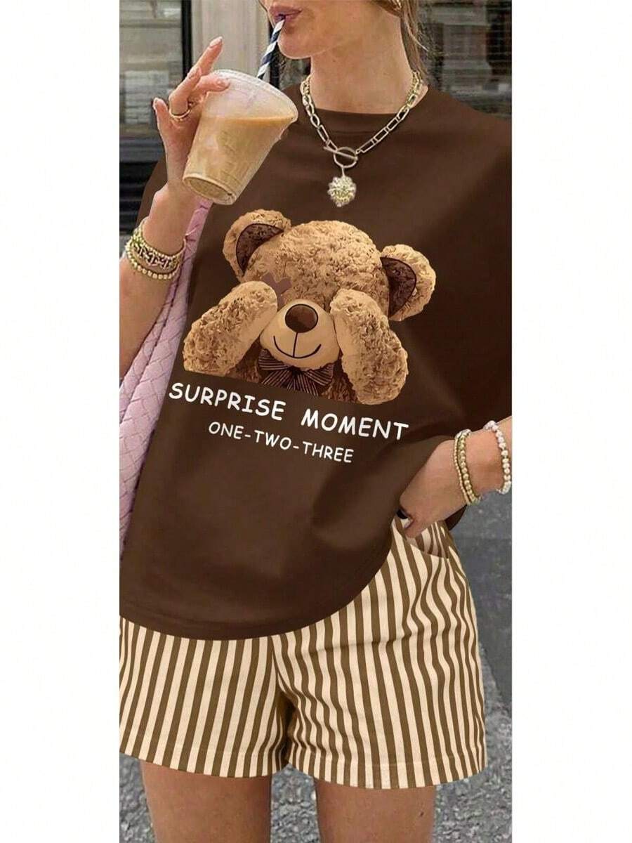 Una camiseta de manga corta para mujer con estilo retro americano, de diseño holgado y estampado (los pantalones son solo sugerencias de estilo). Este artículo sencillo y elegante presenta patrones de texto con temática tropical, siendo un elemento imprescindible para crear un estilo relajado de vacaciones. Es muy adecuado para ocasiones como el Día del Trabajo y el Día de la Independencia de México. La gruesa camiseta multicolor está hecha de 100% algodón con estampados modernos, y es adecuada tanto para hombres como para mujeres. Es un estilo completamente nuevo para primavera/verano/otoño, transpirable y cómodo, sencillo y versátil. - Negro - Ver 1