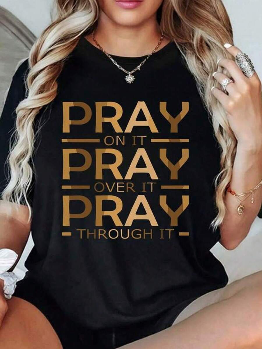 The Print Reflects A Spiritual Message Of Strength And Faith That Inspires Hope In The Face Of Challenges And Encourages Trust In Inner Power. This Women's T-Shirt Is Made Of 100% Soft And Comfortable Cotton, Ideal For Everyday Wear. - 黑色 - 查看 1