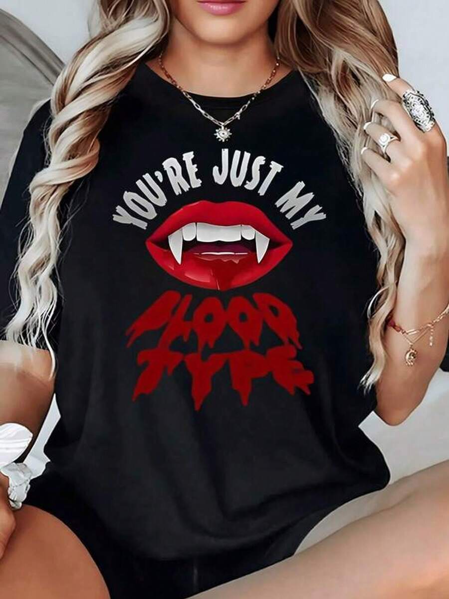 Labios rojos con colmillos afilados que evocan misterio y fuerza transmitiendo una sensación intensa y atrevida camiseta de mujer 100% algodón 220g
