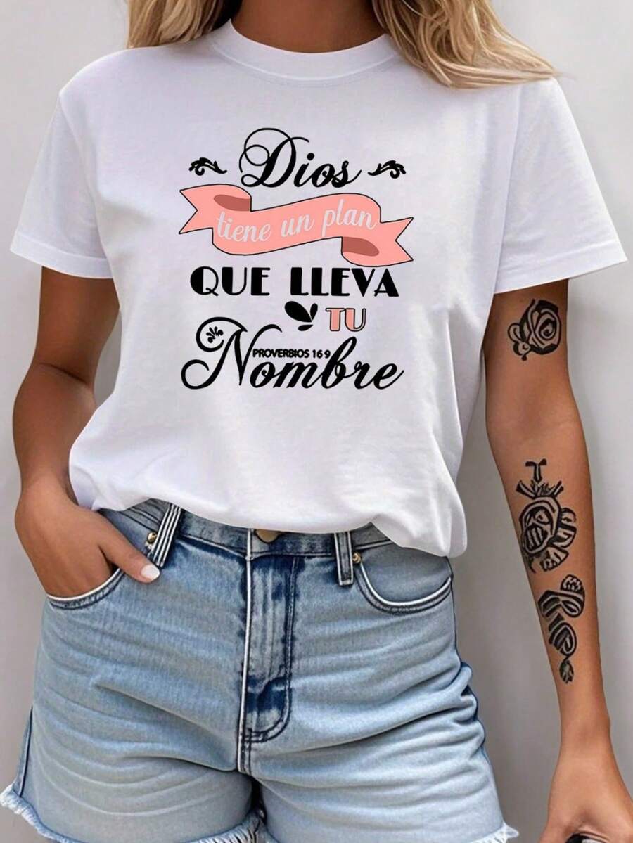 Camiseta casual versátil para mujer, hecha de puro algodón para una comodidad excepcional, diseño sencillo para un estilo diario sin esfuerzo. Camiseta casual de manga corta y cuello redondo para mujer, con la frase en español "Dios tiene un plan QUE LLEVA TU Nombre" impresa. Adecuada para uso diario, salidas informales y como regalo para las vacaciones. - Blanco - Ver 1