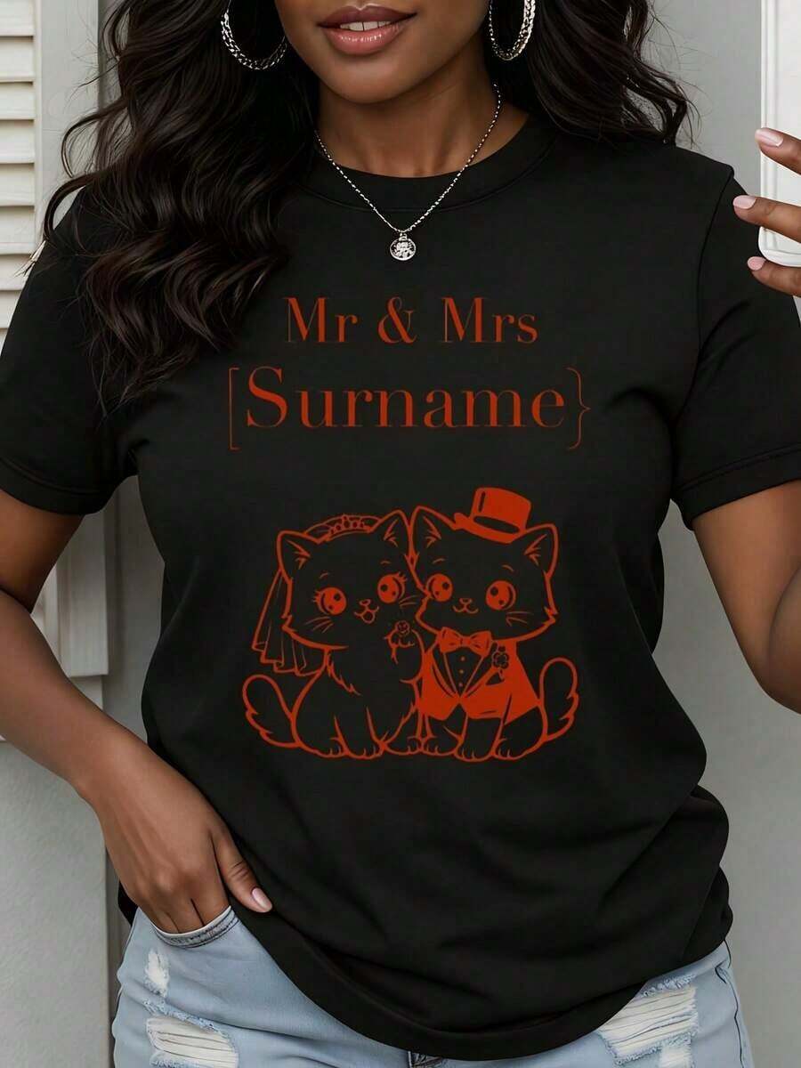 "Mr. And Mrs. Cat" Wedding T-Shirt For Couples, Personalized T-Shirt With Surnames For Couples, Bride And Groom Design With Adorable Kittens, White Cotton T-Shirt. - 黑色 - 查看 1