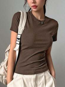 Camiseta de mujer de cuello redondo de manga corta de color liso y ajuste ceñido - Marrón Chocolate - Ver 3