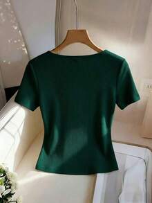 Camiseta de mujer de unicolor simple en color albaricoque, con cuello cuadrado, manga corta, de ajuste ceñido y elástica.Adecuada para uso diario, con decoración de botones, diseño minimalista.Atuendo versátil y elegante, apropiado para la temp - Verde - Ver 2