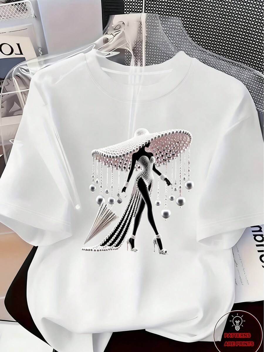 Una camiseta de cuello redondo para mujer con un diseño estampado de sombrero de paraguas con perlas sintéticas de lujo, elegante y a la moda, perfecta para uso casual en todas las estaciones, que encarna un estilo urbano chic. - Blanco - Ver 1