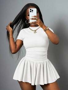 Nuevo conjunto casual de 2 piezas de estilo primavera y verano: Camiseta básica de cuello redondo, manga corta y con pliegues a ambos lados + Falda-paraguas con vuelo, corta por ambos lados, de largo medio, en tejido de punto acanalado gris claro - Blanco 2 - Ver 3