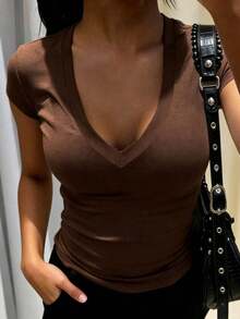 Camiseta casual ajustada de mujer con cuello en V, manga corta y corta - Café integral - Ver 4