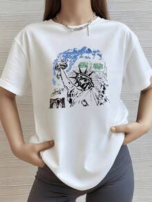 Figura artística de la Estatua de la Libertad rodeada de detalles urbanos que representan el espíritu libre de Nueva York con colores suaves que evocan esperanza y aventura camiseta de mujer casual moderna y cómoda para uso diario - Blanco - Ver 8