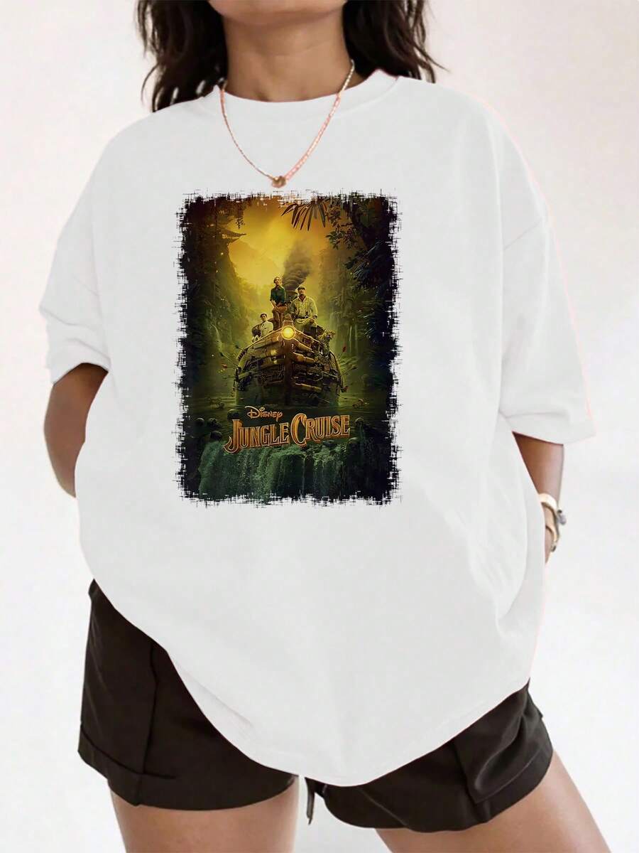 The Image Depicts An Exciting Jungle Adventure With A Boat Traversing A Mysterious River Surrounded By Vegetation And Golden Light, Symbolizing Courage And Discovery. A Comfortable, Casual Women's T-Shirt For Everyday Wear. - 白色 - 查看 1