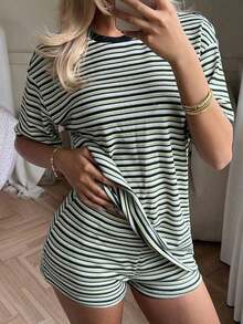 Set de 2 piezas de outfit casual de camiseta de manga corta a rayas negras y blancas con pantalones cortos - Morado Violeta - Ver 9