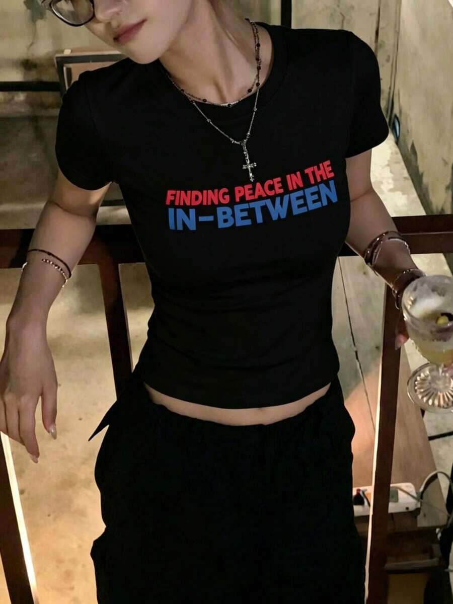 Women's White Crop Top With A Round Neck And Short Sleeves. New Summer Style With A Letter Print. Super Cute And Youthful Fitted Cut, Cool And Comfortable Fabric Perfect For Everyday Wear. Super Easy To Style, Ideal For Casual Outings And Creating A Look That Suits Any Girl. GOHG - 黑色 - 查看 1