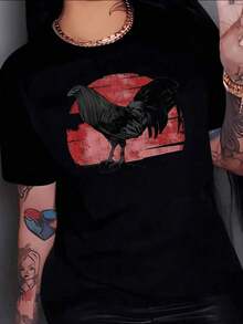 Gallo negro que simboliza la fuerza, el coraje y un espíritu indomable sobre un sol rojo en estilo artístico, camiseta de mujer, 100% algodón. - Negro - Ver 7