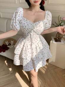 Vestido mini con cuello cuadrado, mangas con volantes, cintura ceñida y bajo con volantes, con estampado floral diminuto. Favorecedora y juvenil para citas, vacaciones, estilo dulce y picante - Blanco - Ver 3