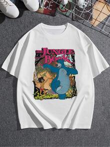 Imagen inspirada en una aventura selvática con un oso amistoso y un niño explorador celebrando la libertad y la alegría de la naturaleza, camiseta de mujer  cómoda y casual para uso diario - Blanco - Ver 3