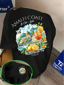 T-shirt pour homme au style romantique et côtier 'Europe du Sud' : il présente un paysage marin éclatant avec une architecture de ville ancienne, une boisson rafraîchissante au citron, des plantes vertes et des motifs floraux, associés au caractère artistique de l'Angleterre 'CÔTE D'AMALFI'. Ce style détendu et distancié crée - Noir - Voir 1
