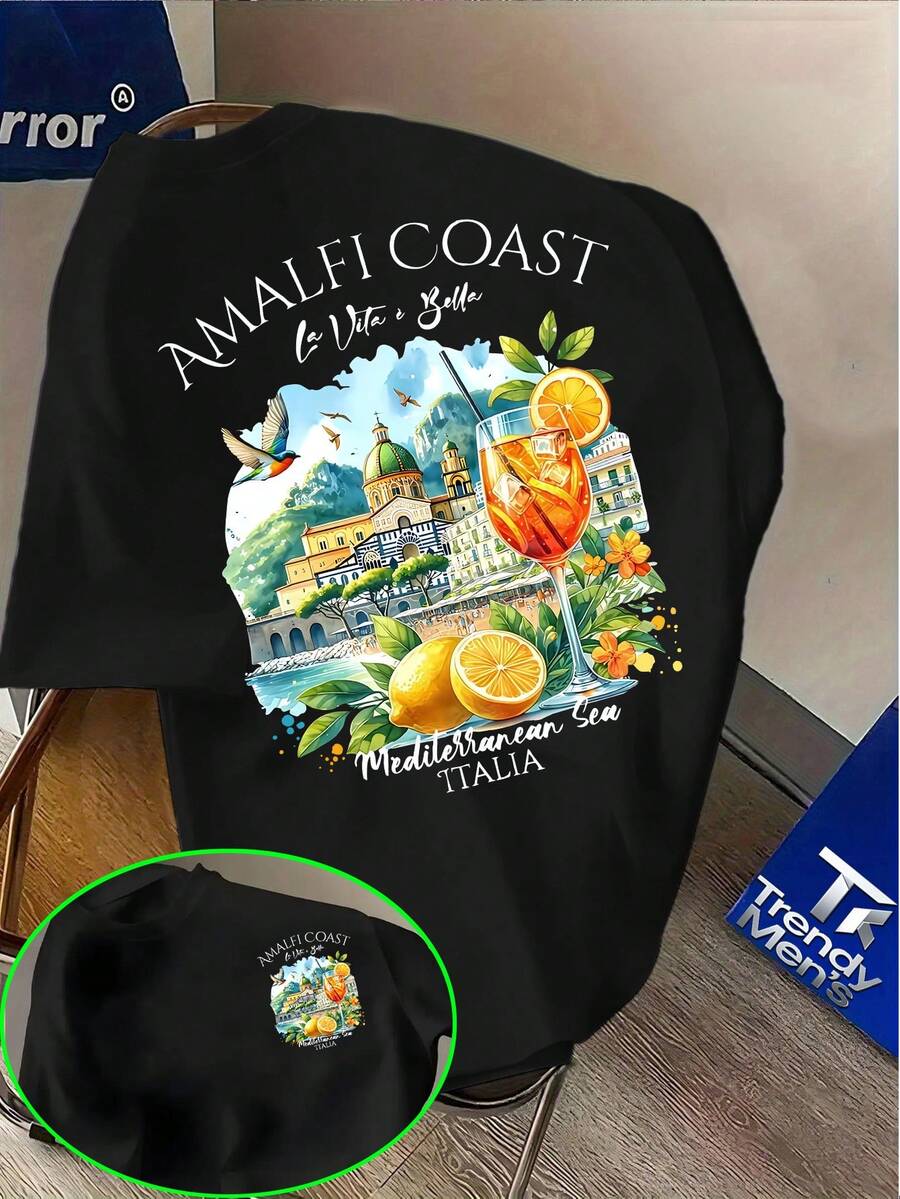 T-shirt pour homme au style romantique et côtier 'Europe du Sud' : il présente un paysage marin éclatant avec une architecture de ville ancienne, une boisson rafraîchissante au citron, des plantes vertes et des motifs floraux, associés au caractère artistique de l'Angleterre 'CÔTE D'AMALFI'. Ce style détendu et distancié crée - Noir - Voir 1
