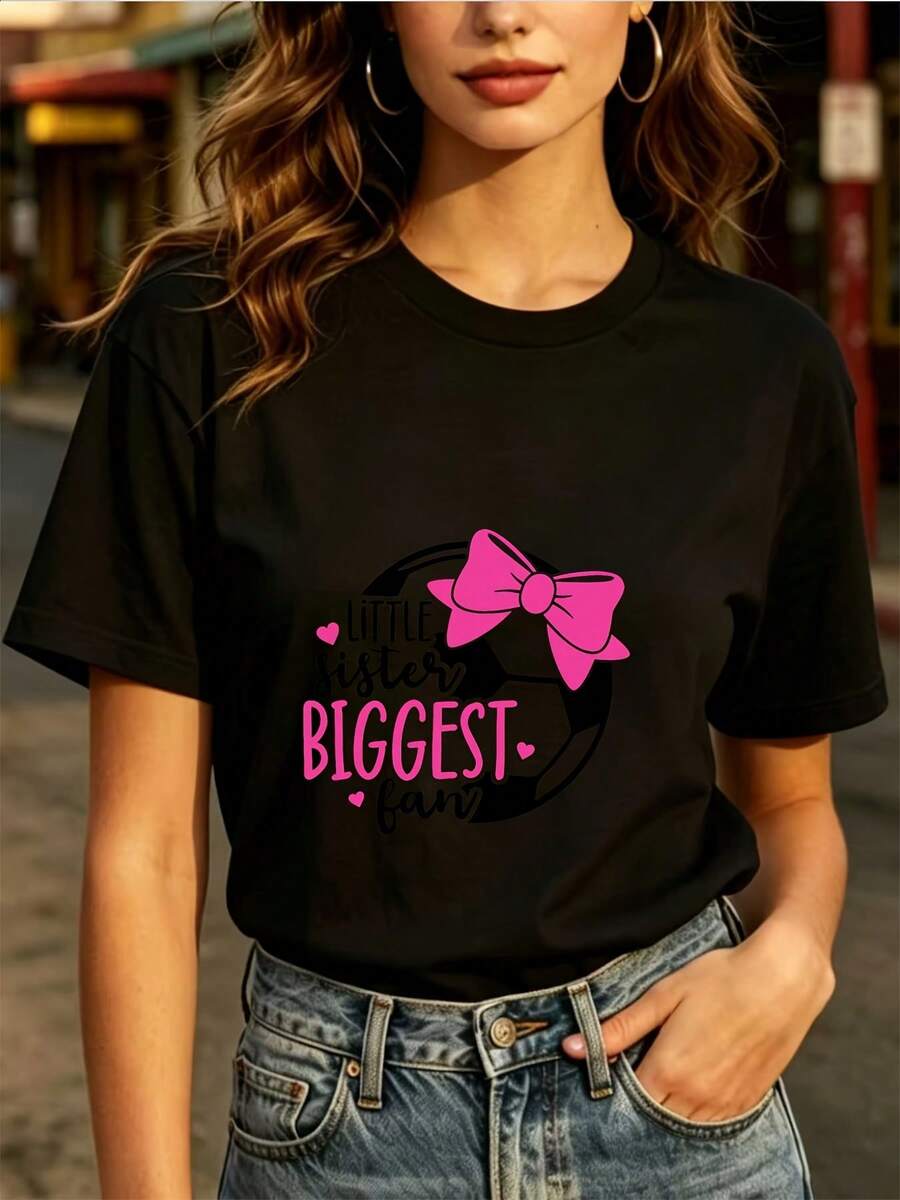 Pink Bow T-Shirt "Little Sister's Biggest Fan" - The Perfect Gift For Family Gatherings And Team Spirit! Ideal For Birthdays, Friendship, And Pool Parties. This Comfortable And Stylish Asymmetrical T-Shirt Is Made Of Soft, Breathable 180g Fabric. - 黑色 - 查看 1