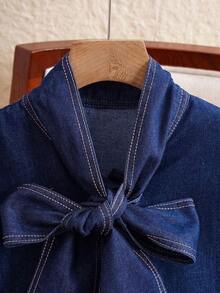 Mature Denim Blusa de mezclilla de mujer con un solo botonadura y lazo versátil y de moda - Azul lavado medio - Ver 3