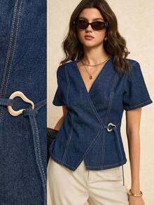 Blusa de mezclilla de uso diario versátil y casual con decoración metálica en escote en V para mujer - Azul lavado medio - Ver 1