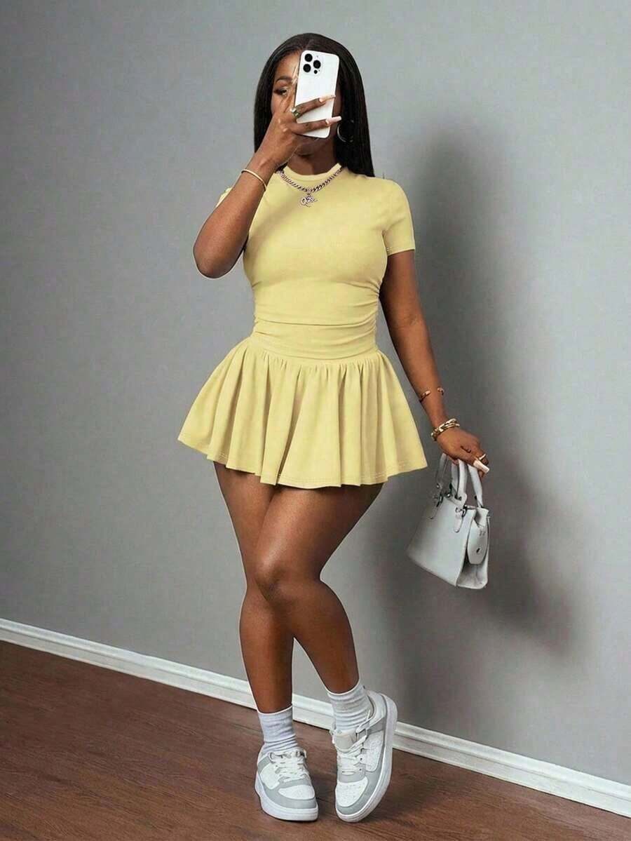 Nuevo conjunto casual de 2 piezas de estilo primavera y verano: Camiseta básica de cuello redondo, manga corta y con pliegues a ambos lados + Falda-paraguas con vuelo, corta por ambos lados, de largo medio, en tejido de punto acanalado gris claro - Mostaza Amarilla - Ver 1
