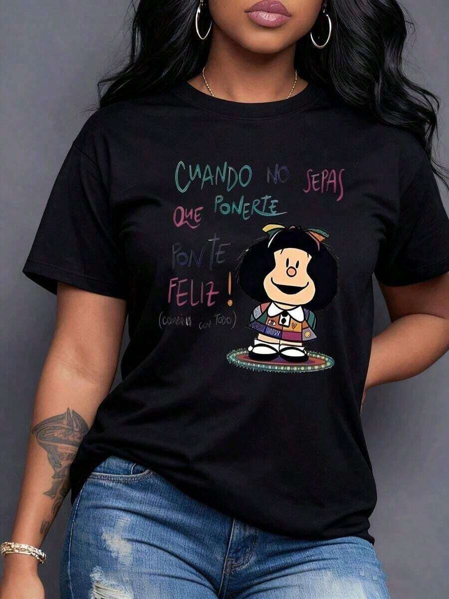 Smiling Mafalda In A Multicolored Patchwork Outfit With The Inspiring Message "When You Don't Know What To Wear, Wear Happiness" Evokes Joy And Optimism Every Day. A Unique Piece That Radiates Happiness. Comfortable Polyester T-Shirt. - 黑色 - 查看 1