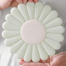 lovely flower 1pc Silicone Heat Resistant Mat, Non-Slip, Suitable For Kitchen Countertop, Ideal For Placing Hot Dishes. Modern Design, Can Hold Pots And Pans. Chic Daisy Pattern Silicone Placemat, Heat-Resistant And Easy To Clean, Can Also Be Used As Coaster And Trivet. - View 7
