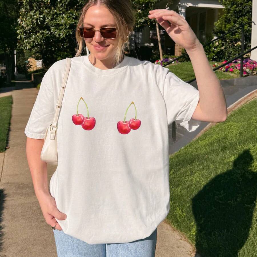 Camisa de cerezas estilo coquette, camisa atrevida con estampado de frutas, camisa con dibujos de frutas en acuarela, camisa vintage de cerezas, camisa nostálgica de cerezas estilo soft girl. Blusas para mujer>camisa estampado blusas para dama - Blanco - Ver 1