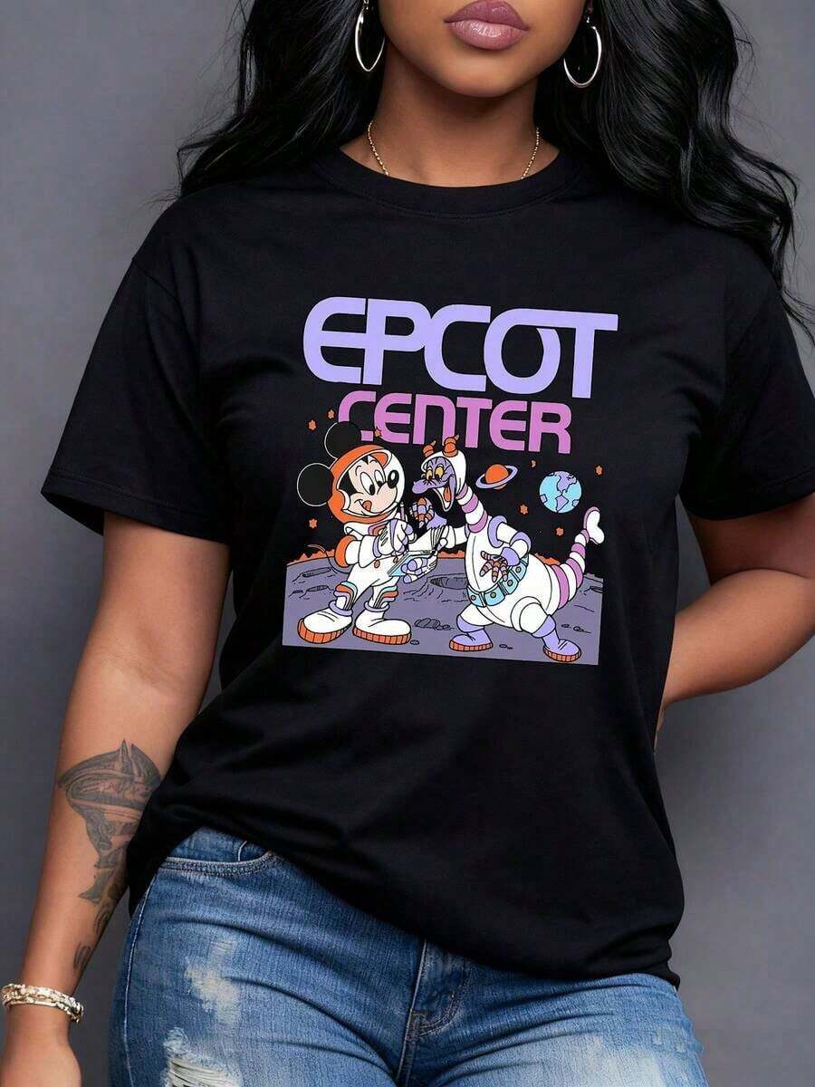 Two Animated Characters Explore Outer Space In Cosmic Suits Alongside Colorful Planets And Rockets. Modern And Comfortable Women's T-Shirt For Everyday Use, Casual Short Sleeve. - 黑色 - 查看 1
