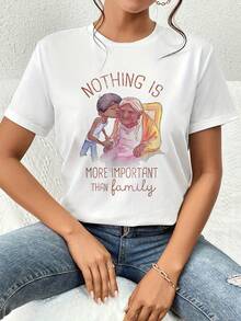 Illustration Showing An Older Woman Sitting Next To A Young Woman Who Tenderly Accompanies Her, Symbolizing The Love And Value Of Family Unity. Women's Comfortable Cut T-Shirt Made Of Soft And Breathable Material For Everyday Wear - 白色 - 查看 6