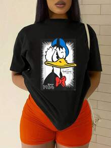 Imagen de un pato animado con expresión divertida que simboliza energía y humor clásico desde 1934 inspirando actitud positiva y estilo casual con colores vivos azul rojo y blanco camiseta de mujer  cómoda y suave para uso diario - Negro - Ver 2